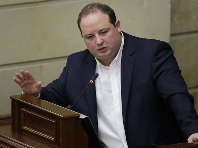 El congresista propuso que el monto mínimo que se le paga a los adultos mayores supere la línea de pobreza extrema, es decir más de 145 mil pesos