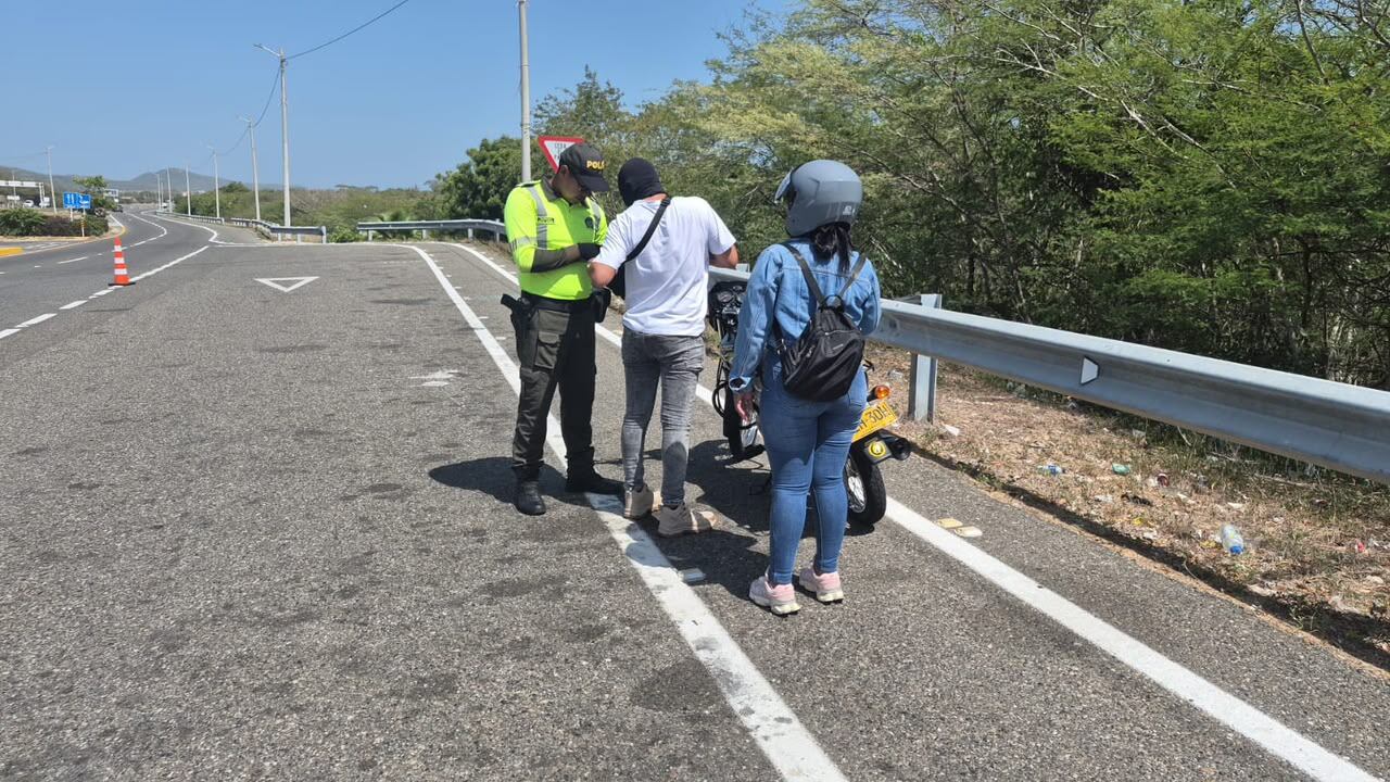 La Policía realizando controles viales. Foto: DEATA.