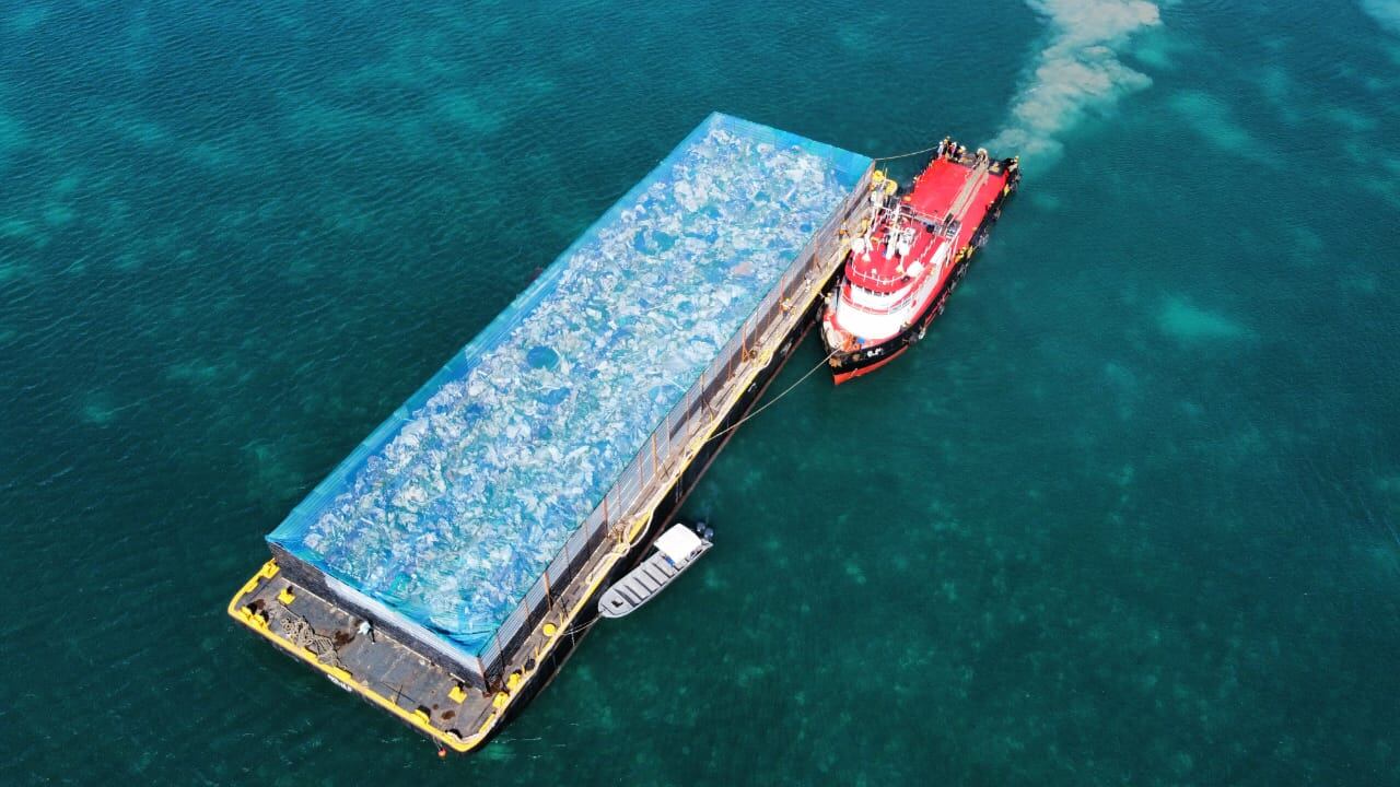 Barcaza con basuras en tránsito desde Providencia hasta Cartagena