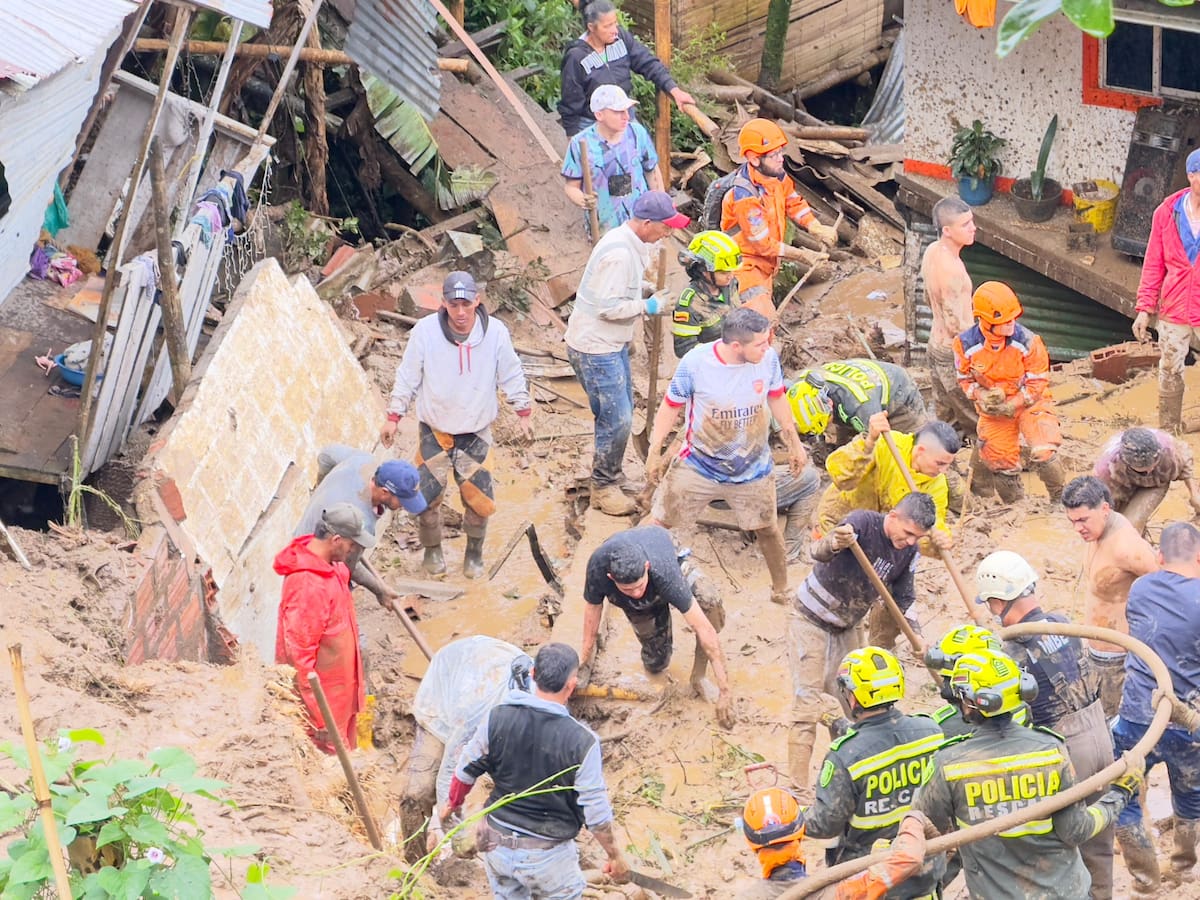 Recuperan los cuerpos de dos personas que murieron en el derrumbe de Pueblo Sol Bajo, Dosquebradas