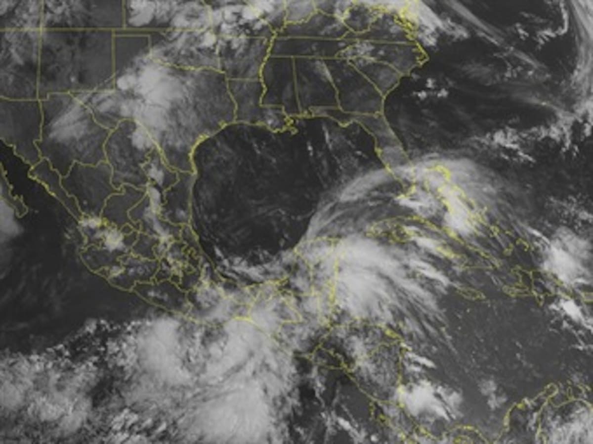 Tormenta tropical "Gil" se fortalece lejos de las costas de México