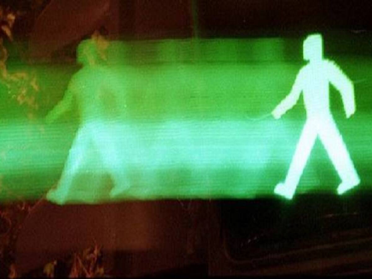 Instalan semáforos en el suelo para los adictos al celular