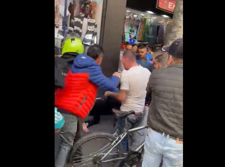 Un supuesto ladrón fue golpeado por un grupo de ciudadanos en San Andresito. Archivo