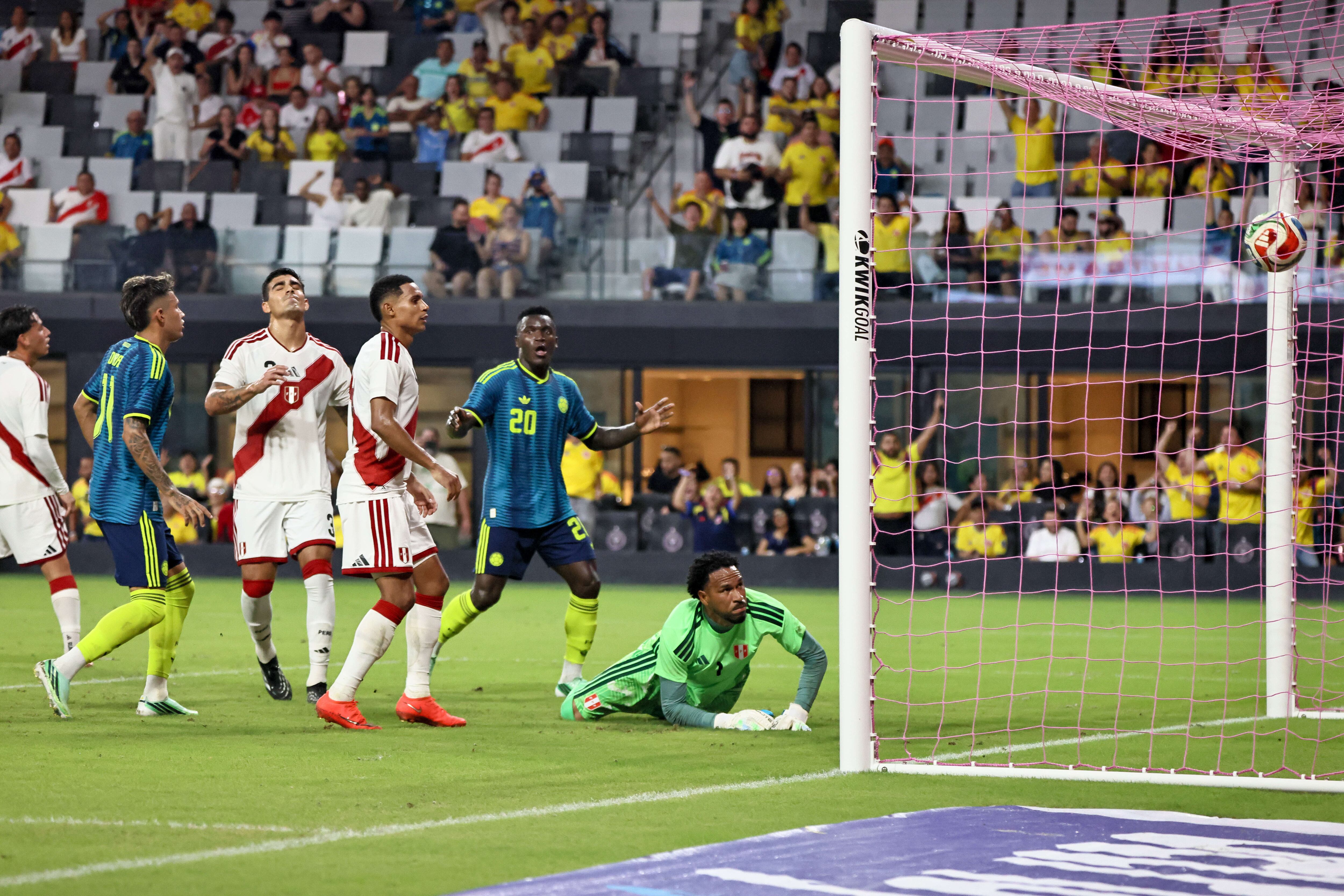 El momento exacto en el que Daniel Arcila anota el segundo gol de la Selección Colombia ante Perú. (Photo by Chris Arjoon/Icon Sportswire via Getty Images)