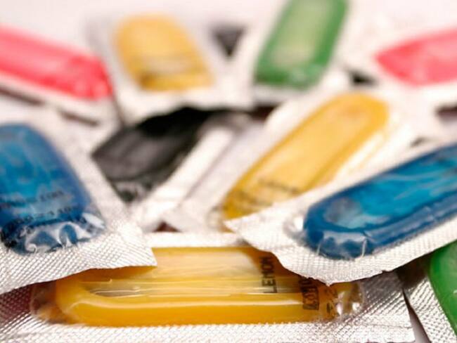 Polémica por restricciones a la venta de condones o revistas en cuarentena