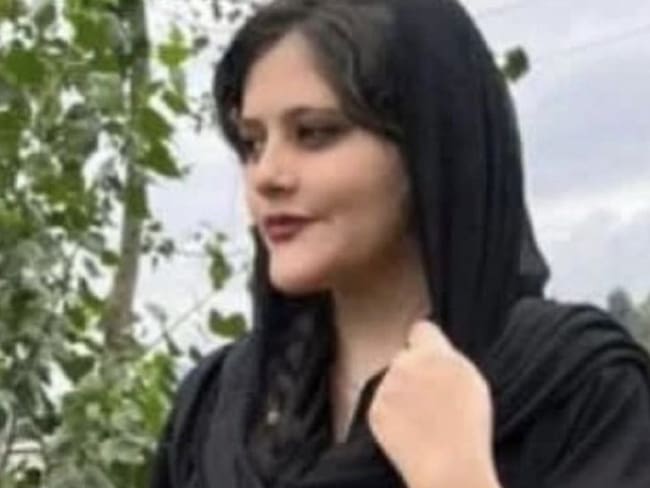 Muere mujer que había sido capturada por llevar mal puesto el velo en Irán