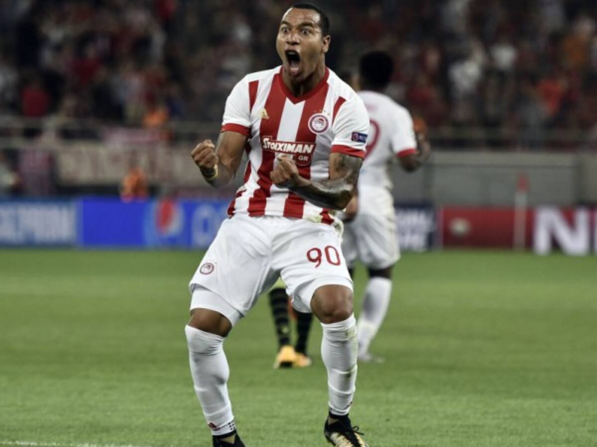 Felipe Pardo marcó doblete en la derrota del Olympiacos en Liga de Campeones