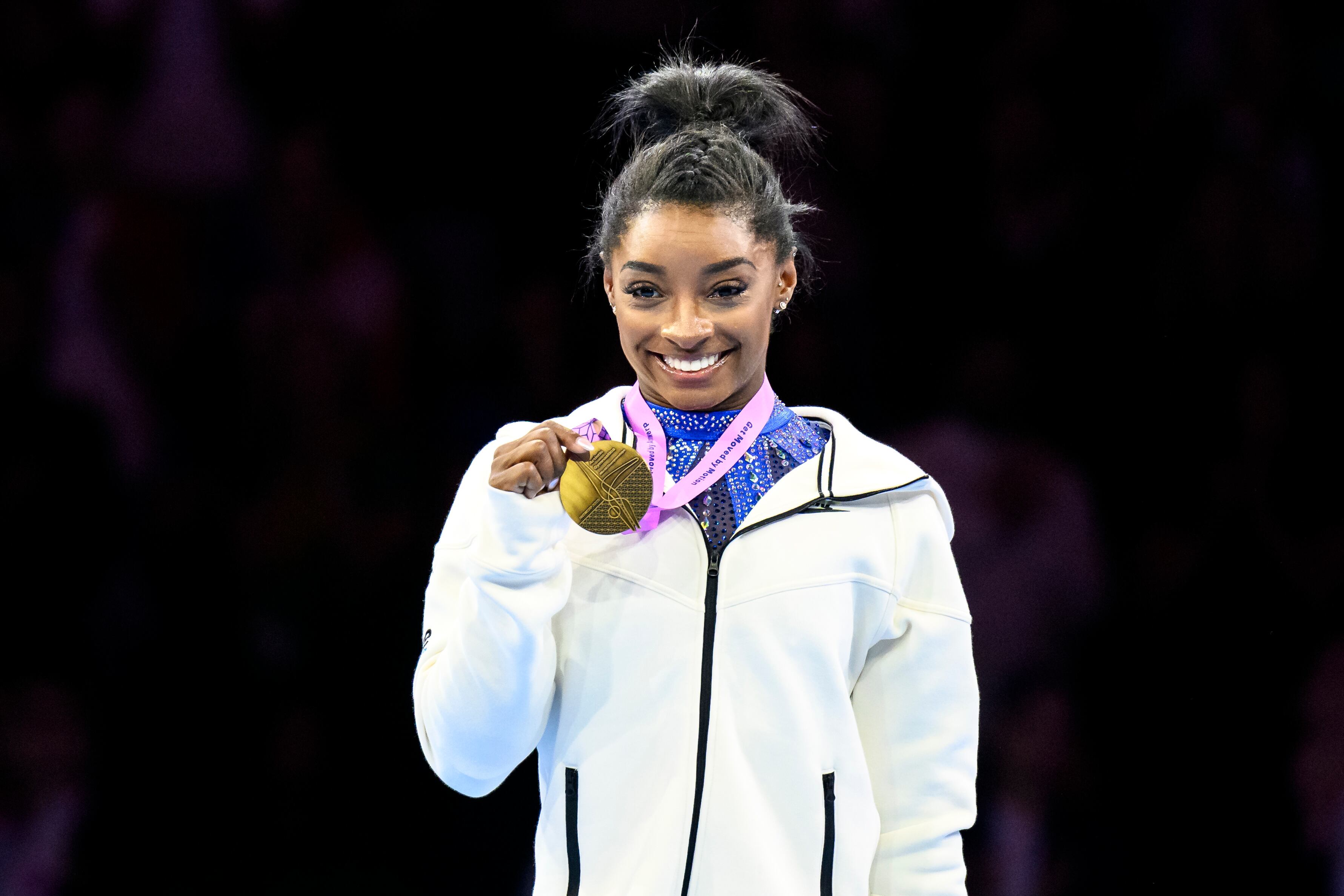 Simone Biles en el podio del Mundial de Amberes (Photo by Tom Weller/picture alliance via Getty Images)