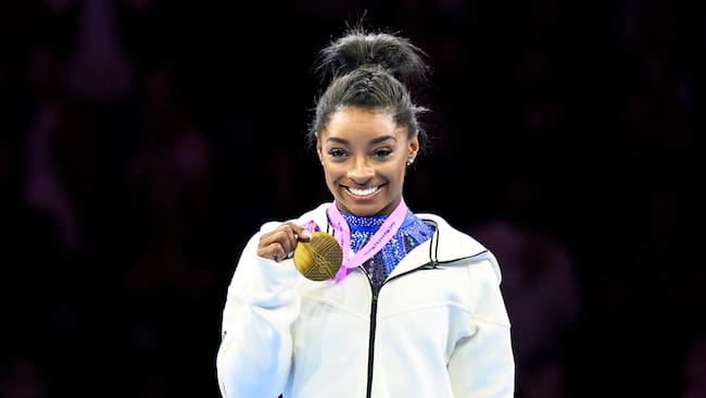 Simone Biles en el podio del Mundial de Amberes