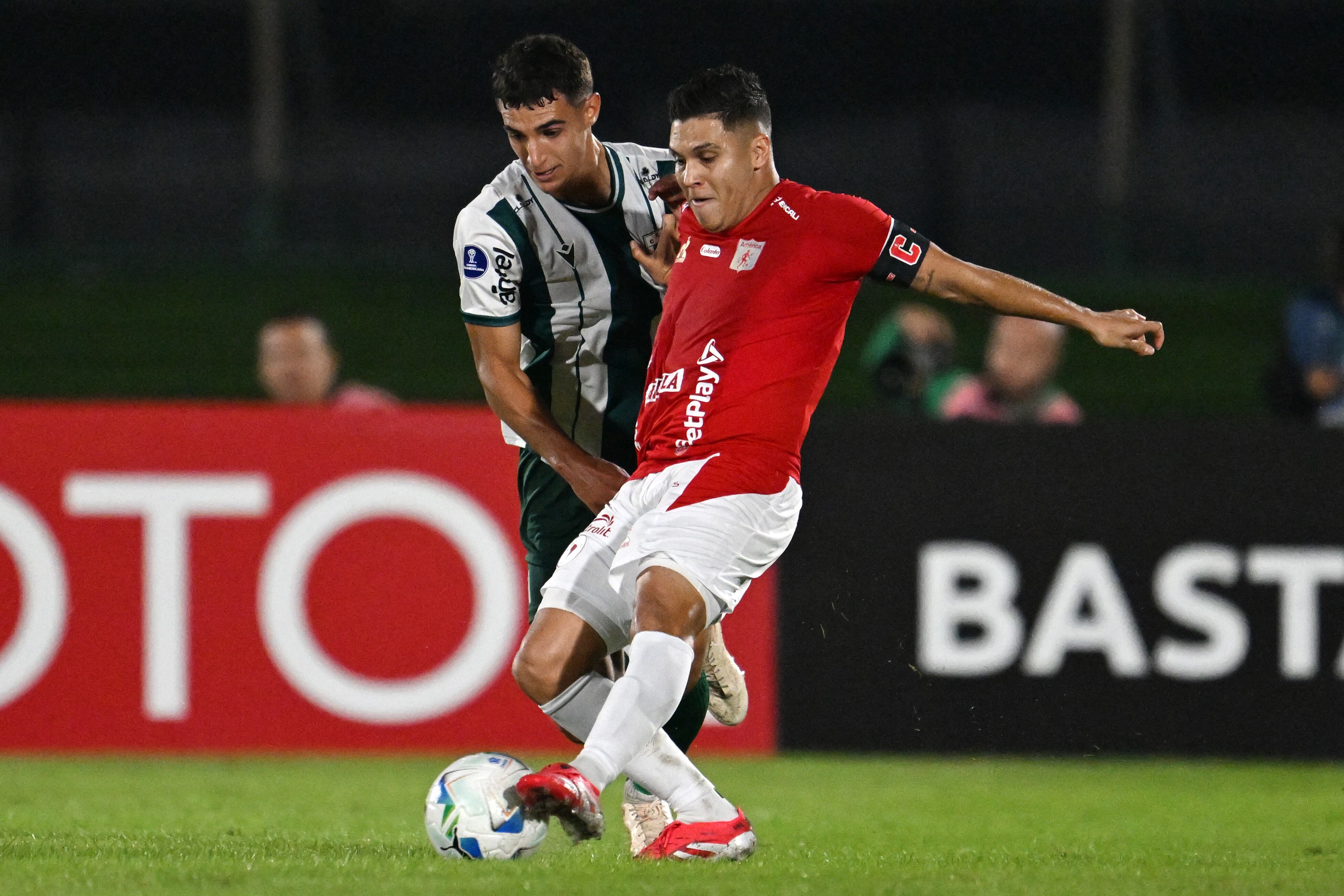 Juan Bosca y Juan Fernando Quintero. Foto: (Photo by EITAN ABRAMOVICH/AFP via Getty Images)