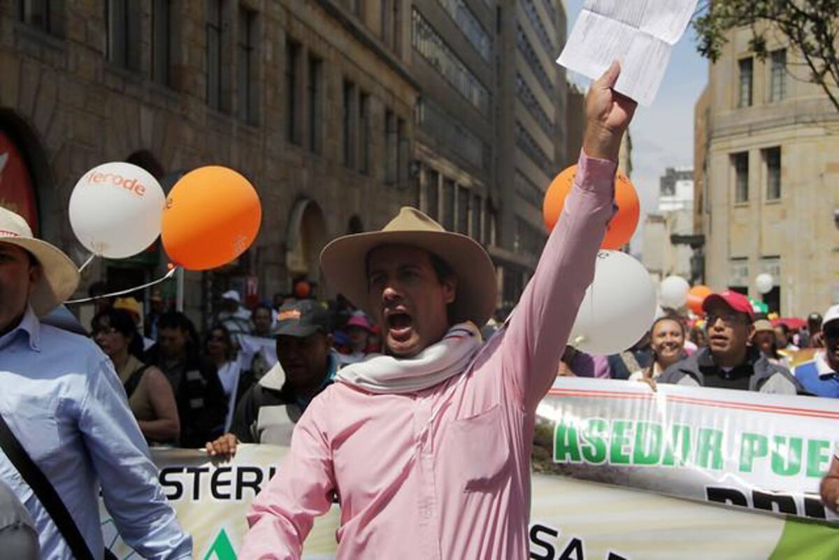 Los docentes arribaron a la Plaza de Bolivar de Bogotá tras radicar pliego de peticiones en el Ministerio de Educación.