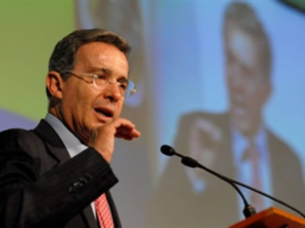 El presidente Uribe justificó la presencia norteamericana en bases colombianas