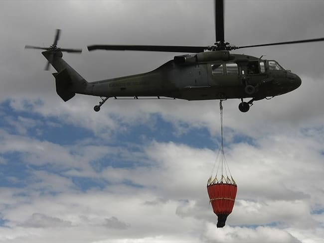 Helicóptero con el equipo bambi bucket. Foto: Colprensa