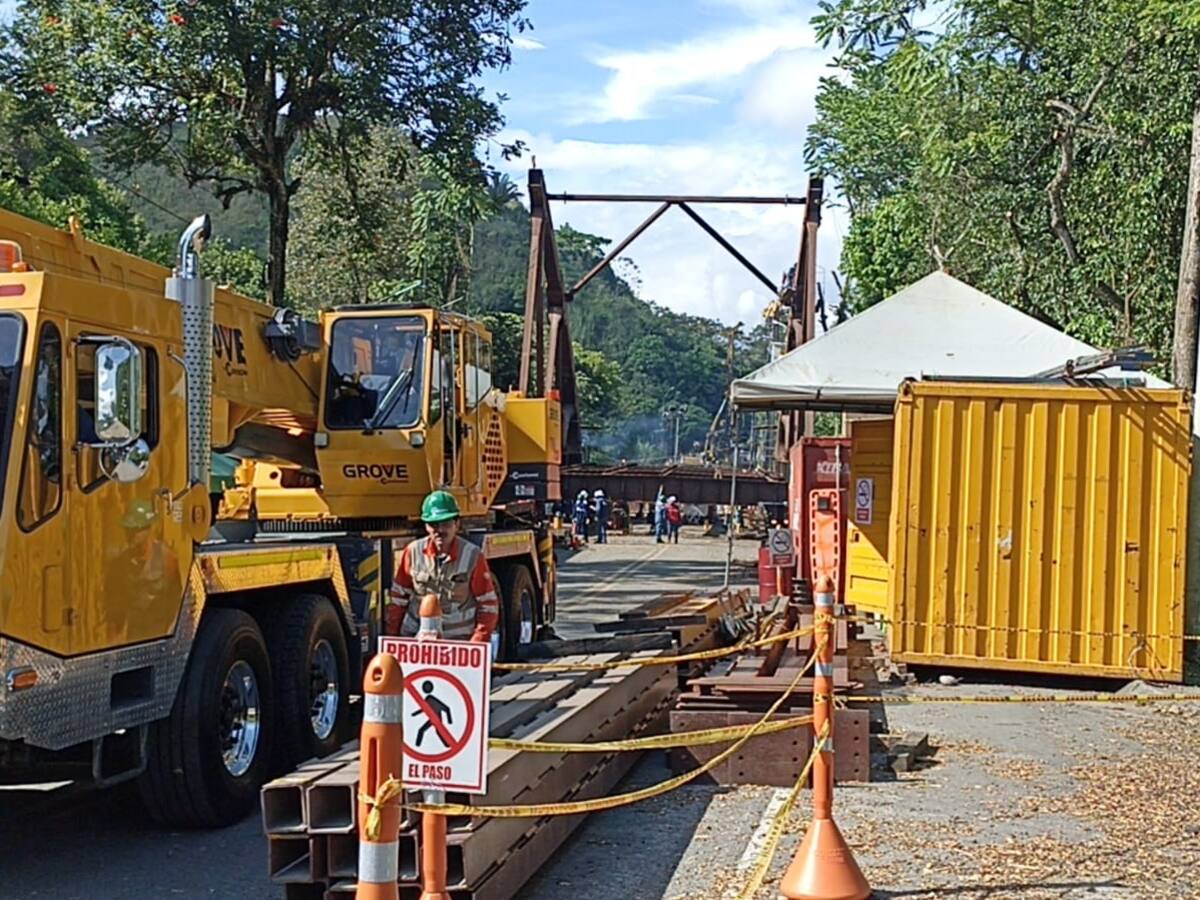 ¿Cuál es el avance de la instalación del nuevo puente El Alambrado entre Quindío y Valle?