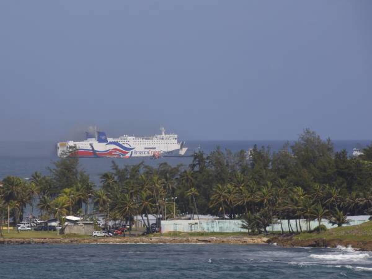 Pasajeros publican imágenes de la evacuación de crucero incendiado en Puerto Rico