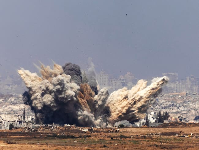 Humo se eleva tras un ataque aéreo israelí en el norte de la Franja de Gaza, cerca de Beit Hanún, visto desde el lado israelí de la frontera.
EFE/ Atef Safadi