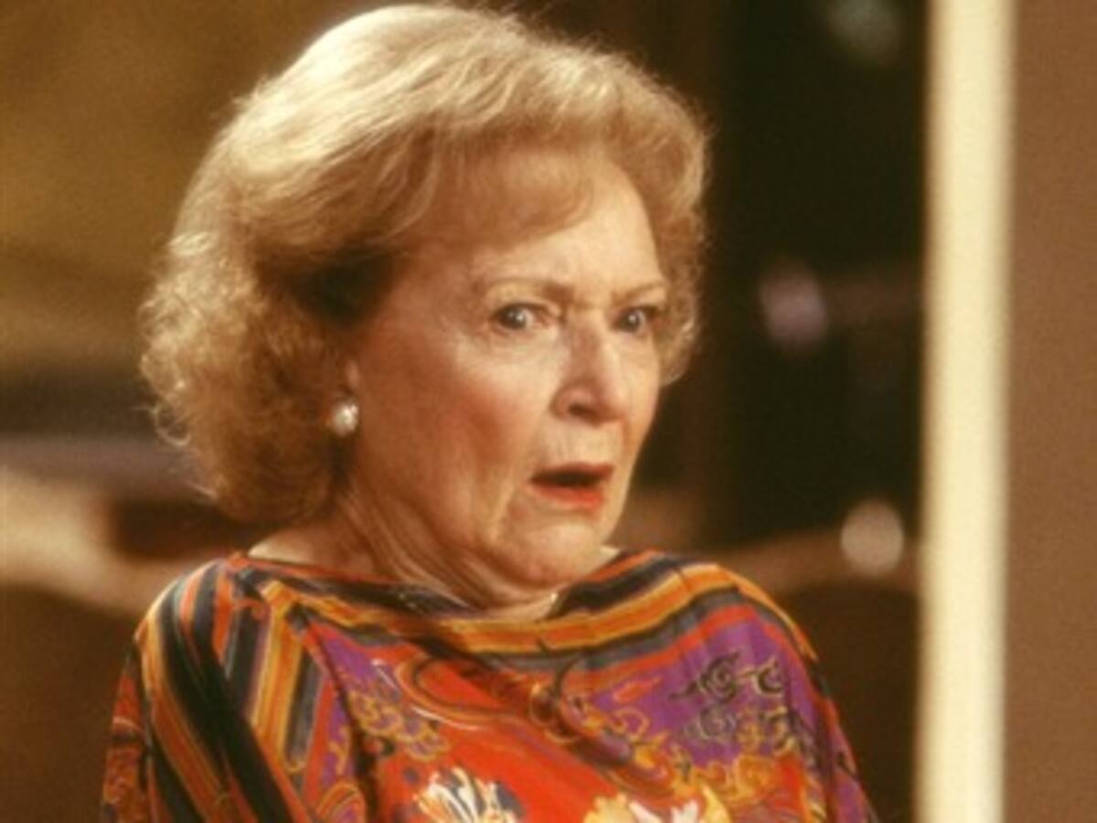 Seguidores reclaman que la 'chica de oro' Betty White presente los Oscars