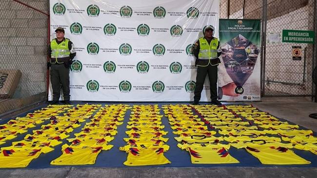 Más de 2.000 camisetas de contrabando fueron decomisadas por la Policía Fiscal y Aduanera. Foto: Policía Metropolitana de Barranquilla