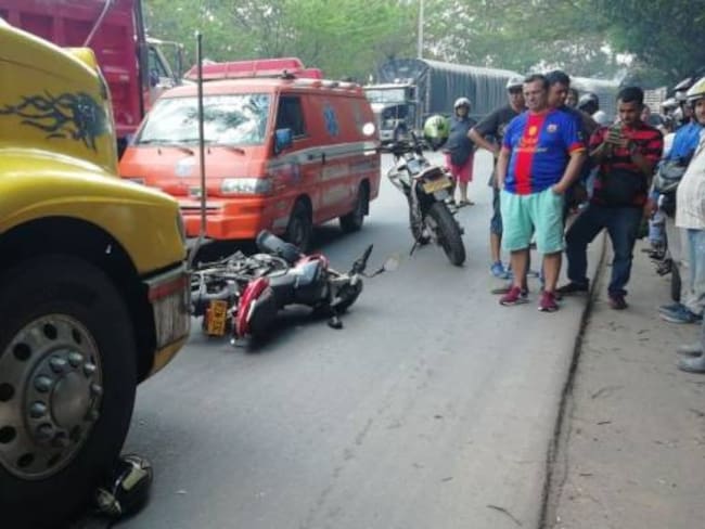 Muere motociclista al ser arrollado por una tractomula