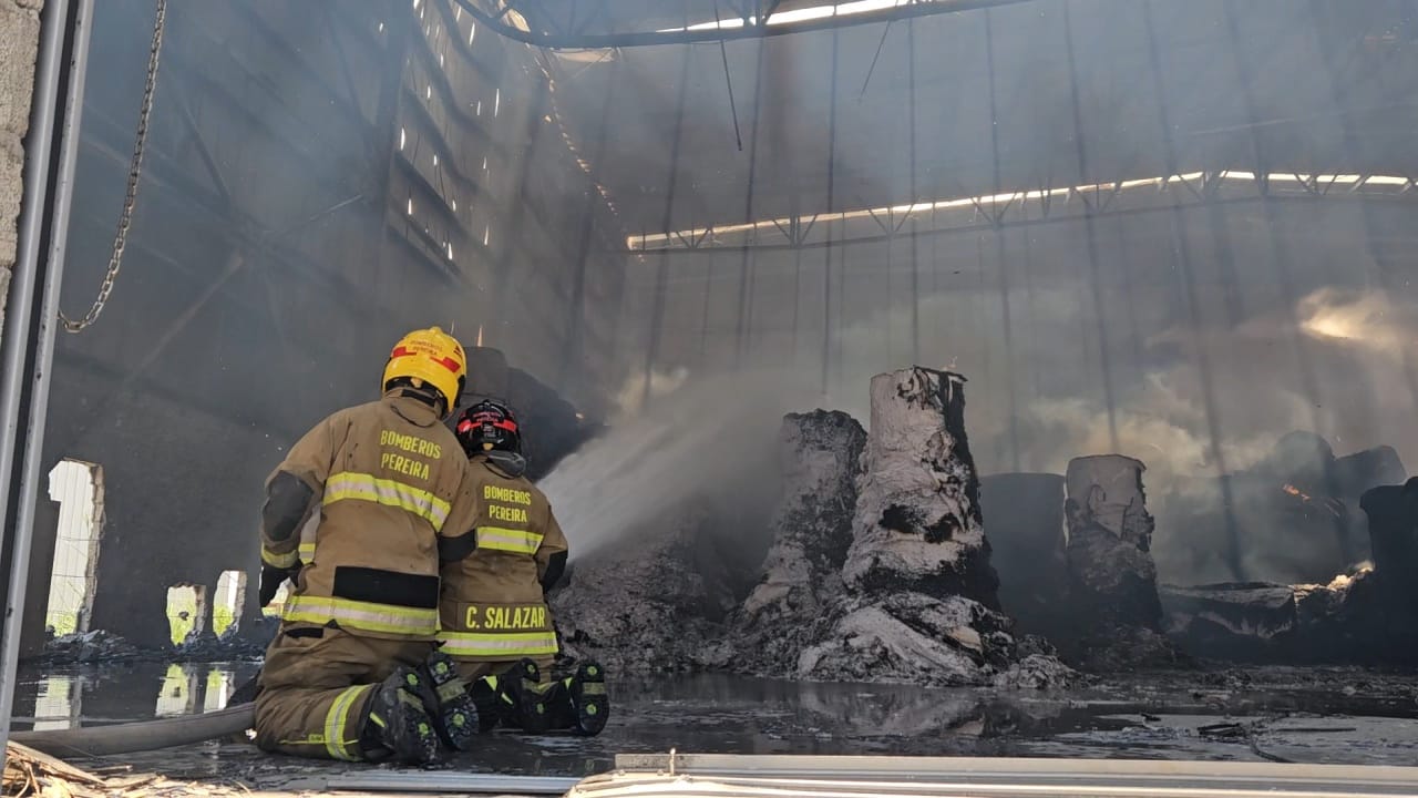 Incendio estructural en bodega de Pereira (foto: Alcaldía de Pereira)