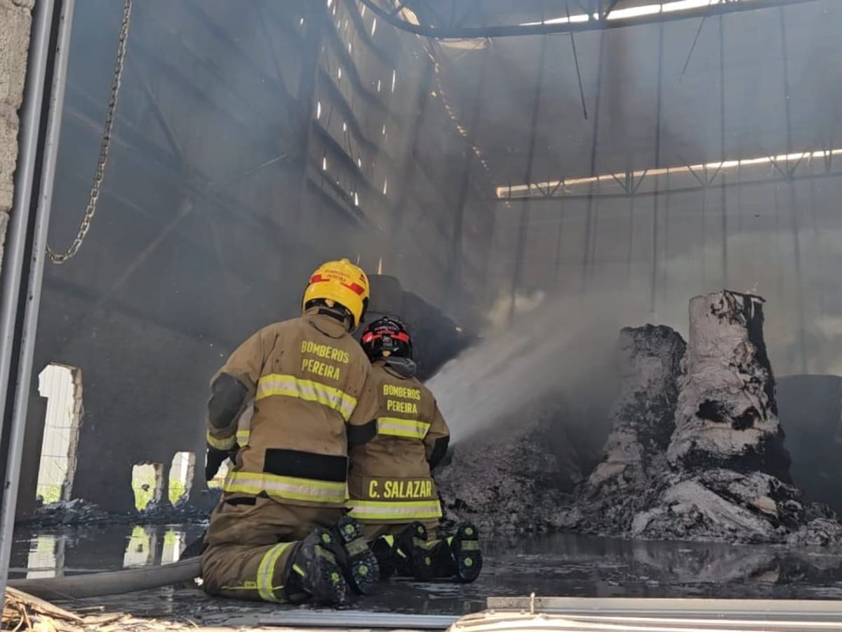 En Pereira, incendio estructural duró más de 12 horas; fue atendido por más de 130 bomberos