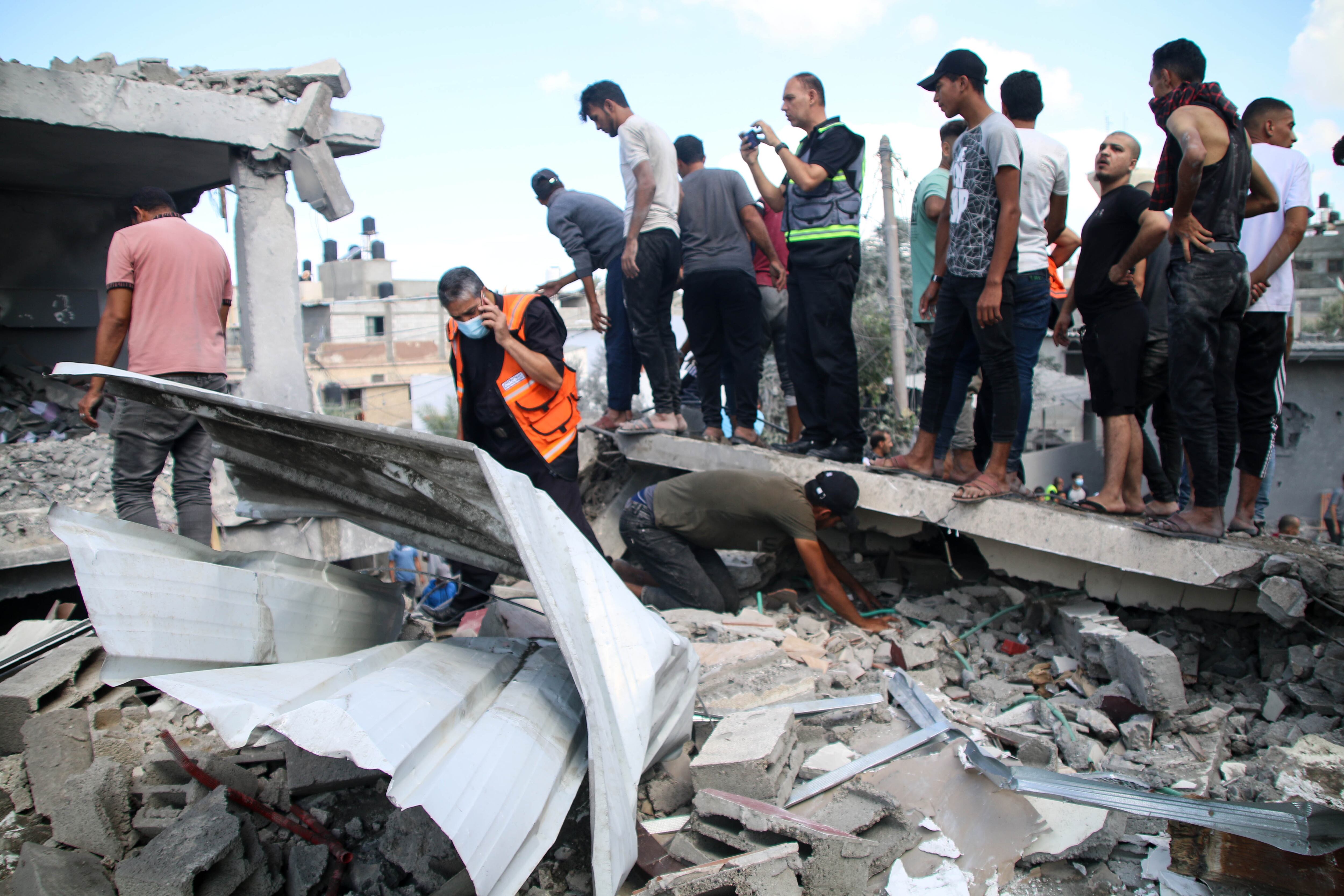 Edificios destruidos durante las redadas israelíes en el sur de la Franja de Gaza. (Foto de Ahmad Hasaballah/Getty Images)