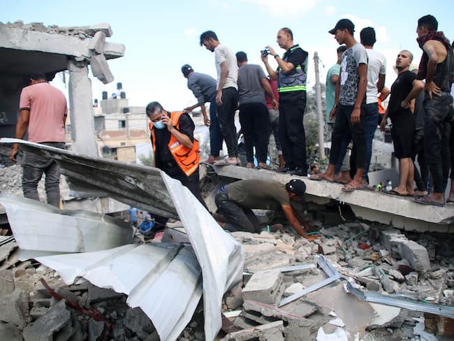 Edificios destruidos durante las redadas israelíes en el sur de la Franja de Gaza. (Foto de Ahmad Hasaballah/Getty Images)