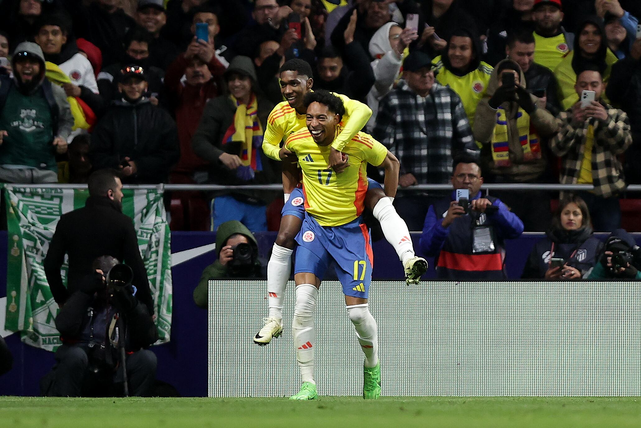 MADRID, SPAIN - MARCH 26: Yaser Asprilla (L) of Colombia celebrates scoring their third goal with teammate Johan Mojica (R) during the friendly match between Romania and Colombia at Civitas Metropolitan Stadium on March 26, 2024 in Madrid, Spain. (Photo by Gonzalo Arroyo Moreno/Getty Images) (Photo by Gonzalo Arroyo Moreno/Getty Images)