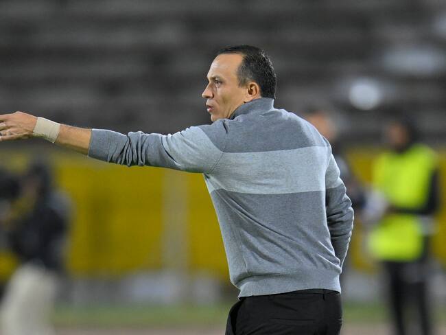 Alejandro Restrepo, DT del Deportivo Pereira. (Photo by RODRIGO BUENDIA/AFP via Getty Images)