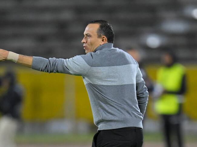 Alejandro Restrepo dejó de ser entrenador del Pereira. (Photo by RODRIGO BUENDIA/AFP via Getty Images)