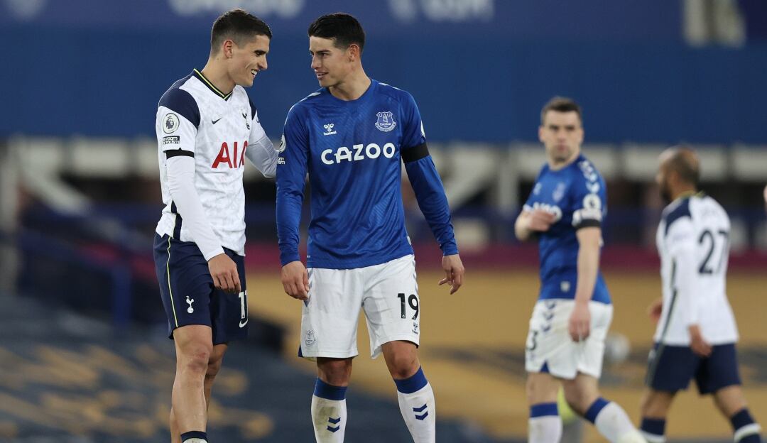 James Rodríguez y Erik Lamela dialogan durante el partido de este viernes.