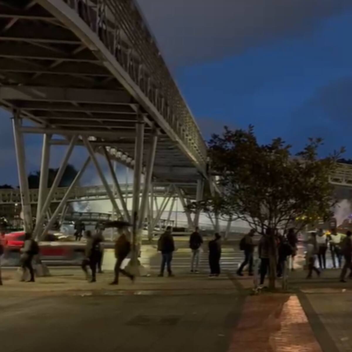 Manifestación en calle 26 terminó en disturbios: caos vial y estaciones de TransMilenio cerradas