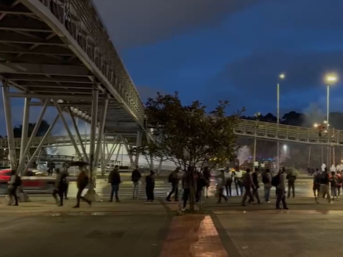 Manifestación en calle 26 terminó en disturbios: caos vial y estaciones de TransMilenio cerradas