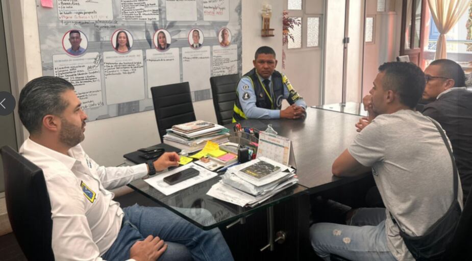 Reunión entre el alcalde, agente de tránsito y líderes moteros en Salamina, Caldas. Foto: Facebook Alcaldía Municipal de Salamina, Caldas.