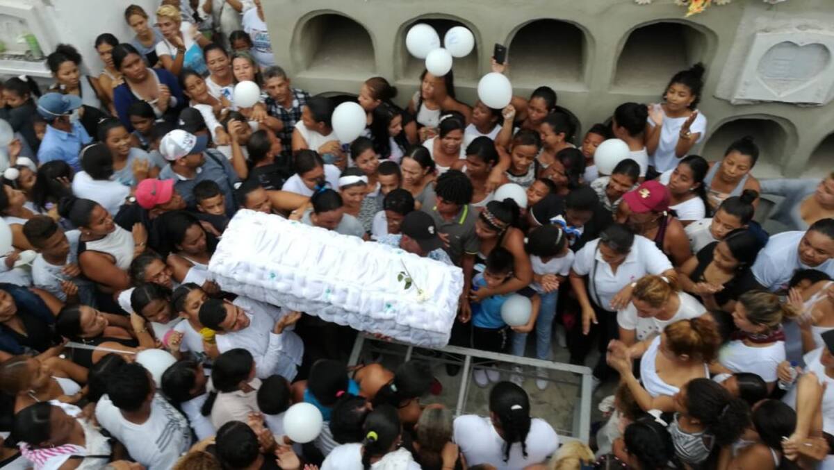 Familiares, vecinos y compañeros de colegio de María José participaron del sepelio