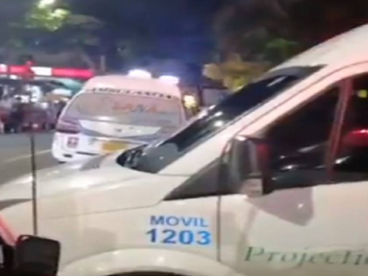 Pacientes con covid-19 esperan en ambulancias mientras se desocupan camas
