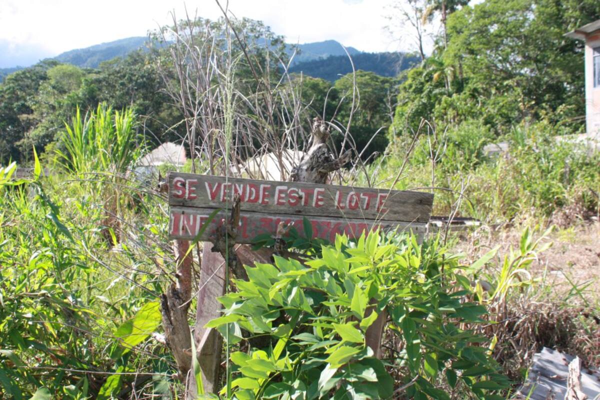 El gobierno local y las autoridades de emergencia definieron los linderos de zonas de riesgo, pero habitantes de barrios como San Miguel, de los más azotados con la avalancha, defienden lo que quedó, esqueletos de casas que adornan con los escombros de otras viviendas.