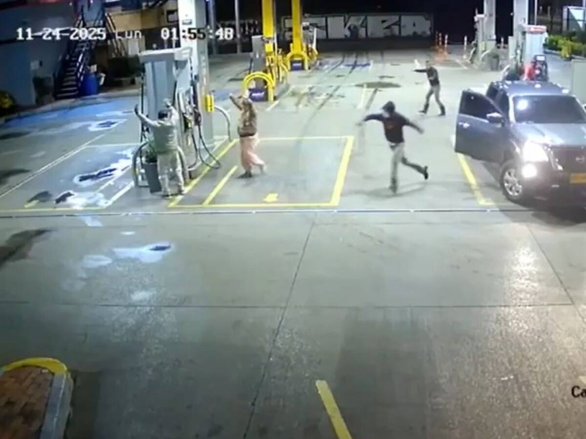 Policía busca a delincuentes que robaron un vehículo en una gasolinera en el norte de Bogotá