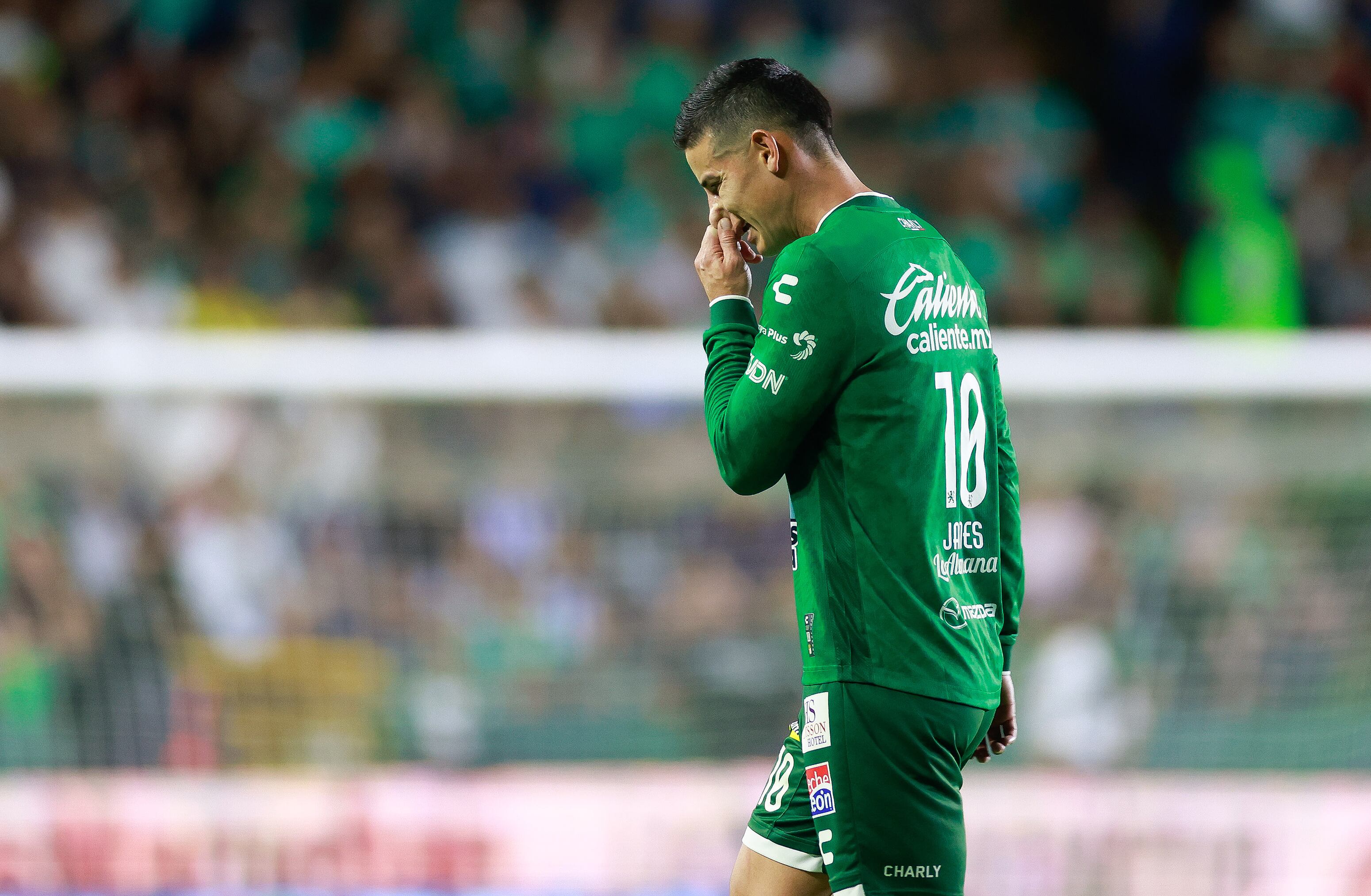 MEX373. LEÓN (MÉXICO), 20/04/2025.- James Rodríguez de León es sustituido este domingo, en un partido de la jornada 17 del torneo Clausura 2025 de la Liga MX entre León y Monterrey, en el estadio León en la ciudad de León (México). EFE/ Luis Ramírez