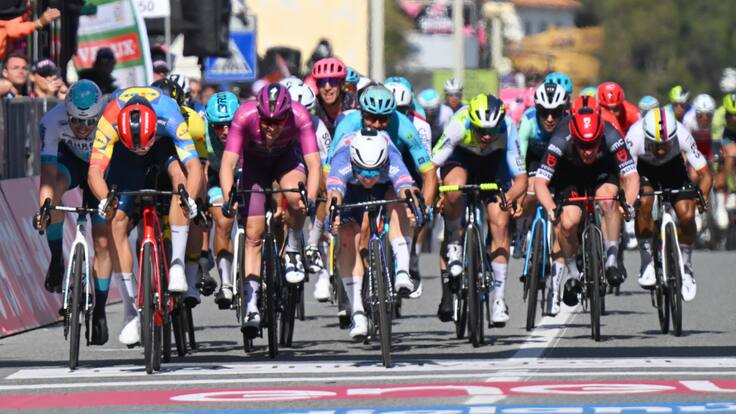 Andora (Italy), 07/05/2024.- Team Lidl-Trek&#039;s Italian rider Jonathan Milan (C) wins the fourth stage of the Giro d&#039;Italia 2024, a 190km cycling race from Acqui Terme to Andora, Italy, 07 May 2024. (Ciclismo, Italia) EFE/EPA/IVAN BENEDETTO