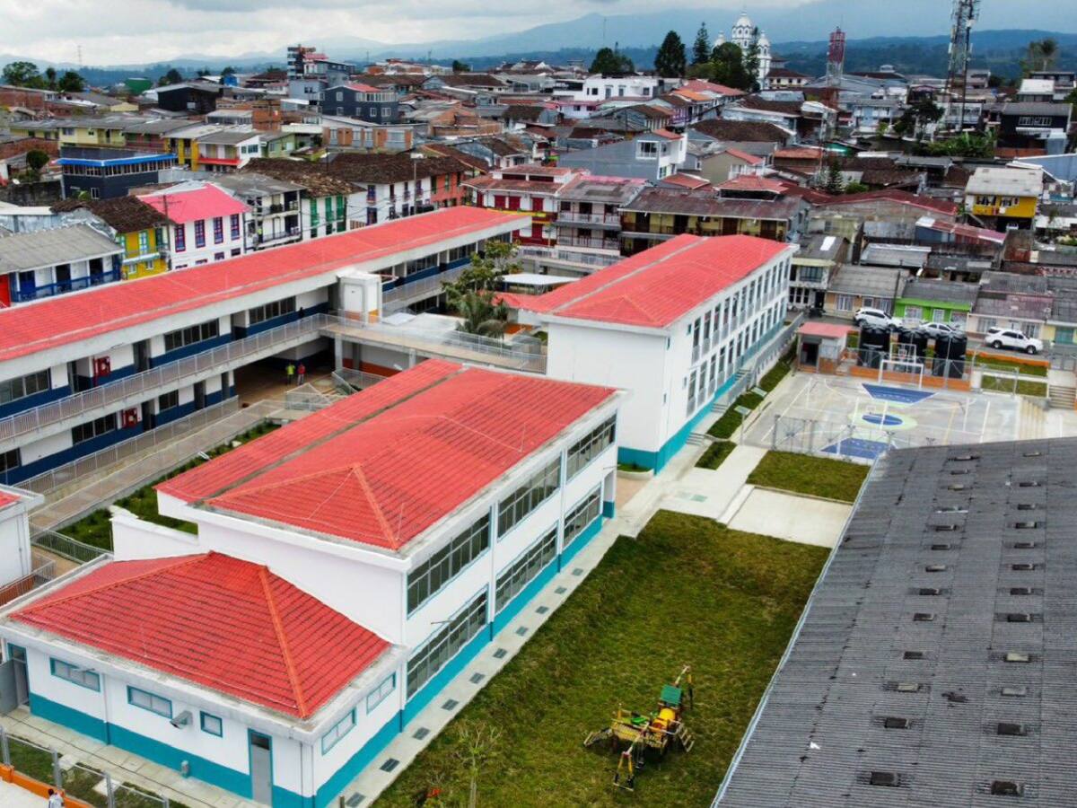 ¿Cuáles son los problemas que tiene los colegios nuevos en Filandia y Salento en Quindío?
