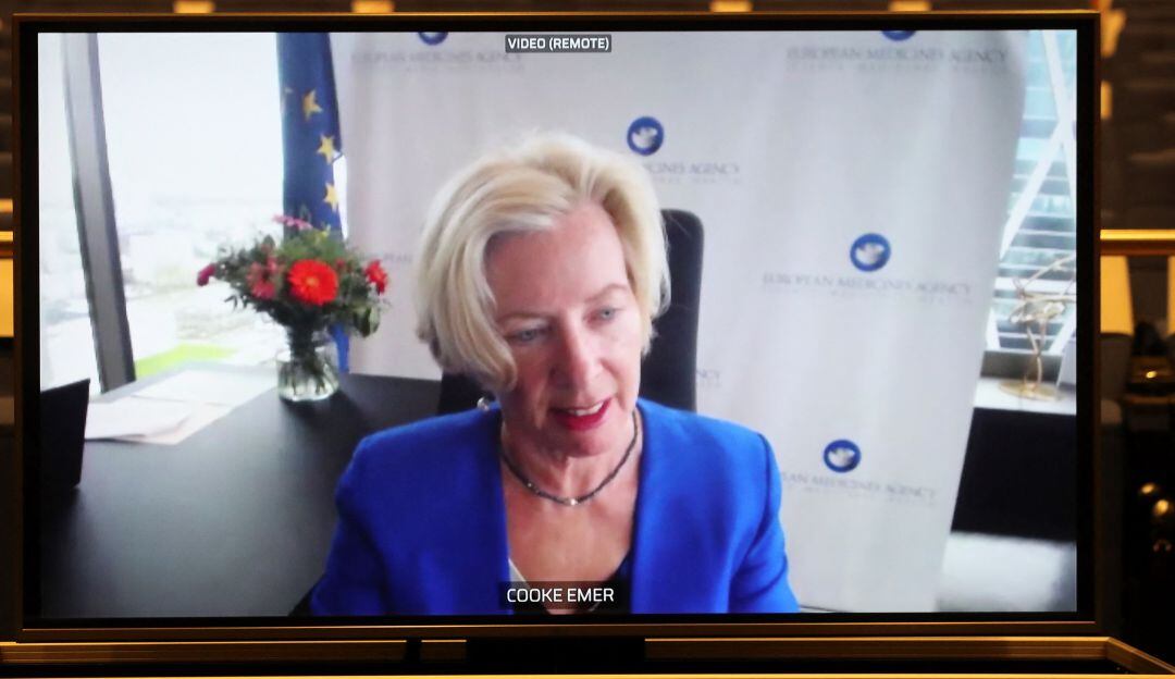 Emer Cooke, directora de la Agencia Europea del Medicamento, aseguró que avanza la revisión de la Sputnik V. 