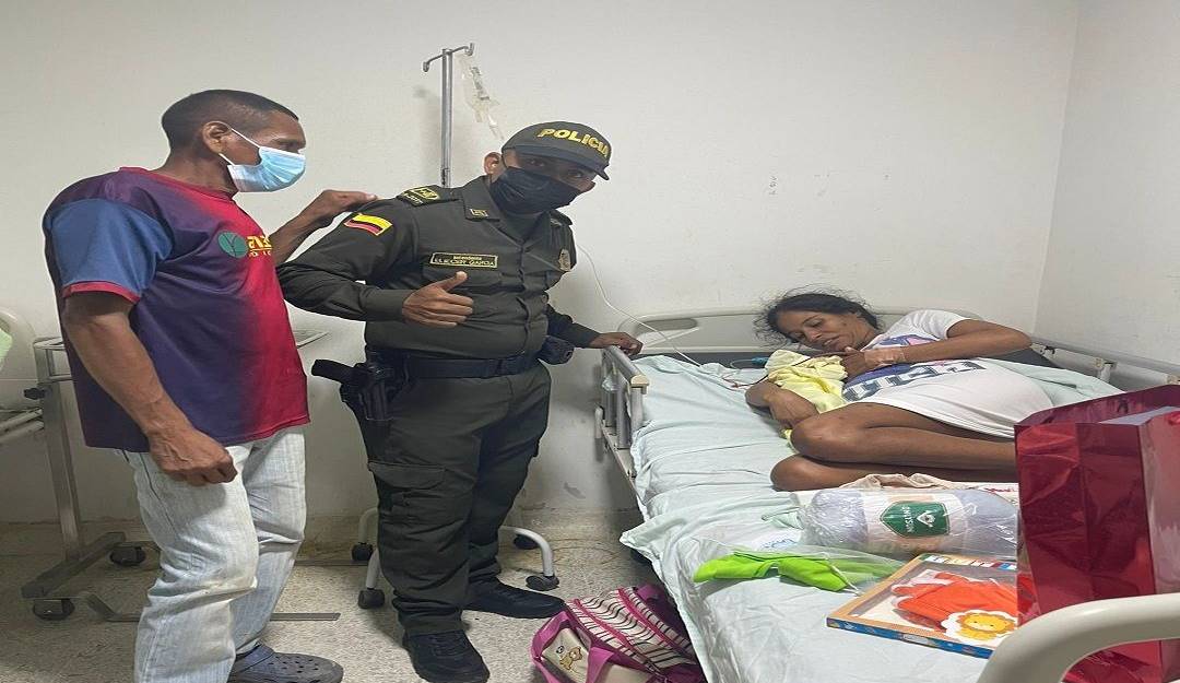 El intendente Eliécer García con los padres y el bebé.