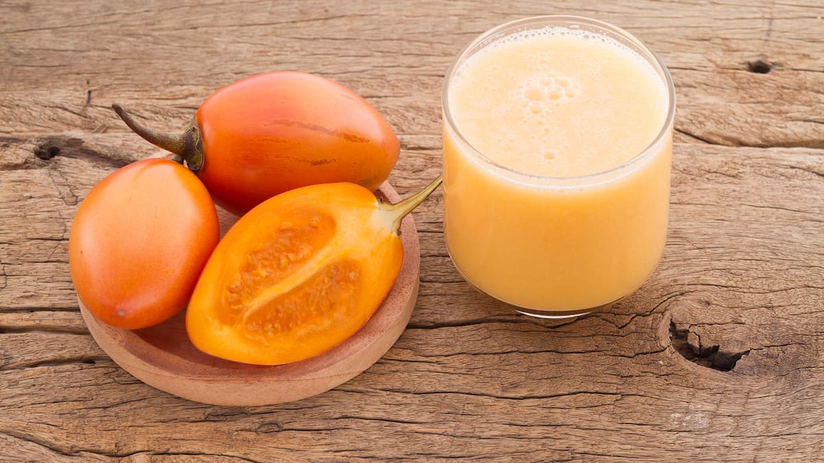 Beneficios de tomar jugo de tomate de árbol en ayunas, ¿sirve para adelgazar?