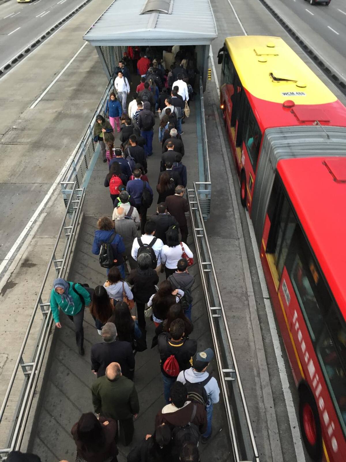 Se cumple una jornada más de día sin carro, ahora también sin moto. Saldrán de circulación 1.500.000 vehículos particulares y 425.000 motocicletas. La medida se extenderá hasta las 7:30 de la noche.