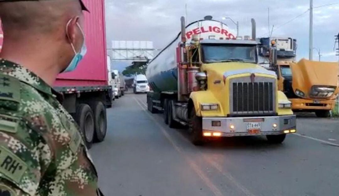 Autoridades de salud en el Valle confirma los primeros casos de COVID-19 en los conductores de las tractomulas que permanecen en los bloqueos.