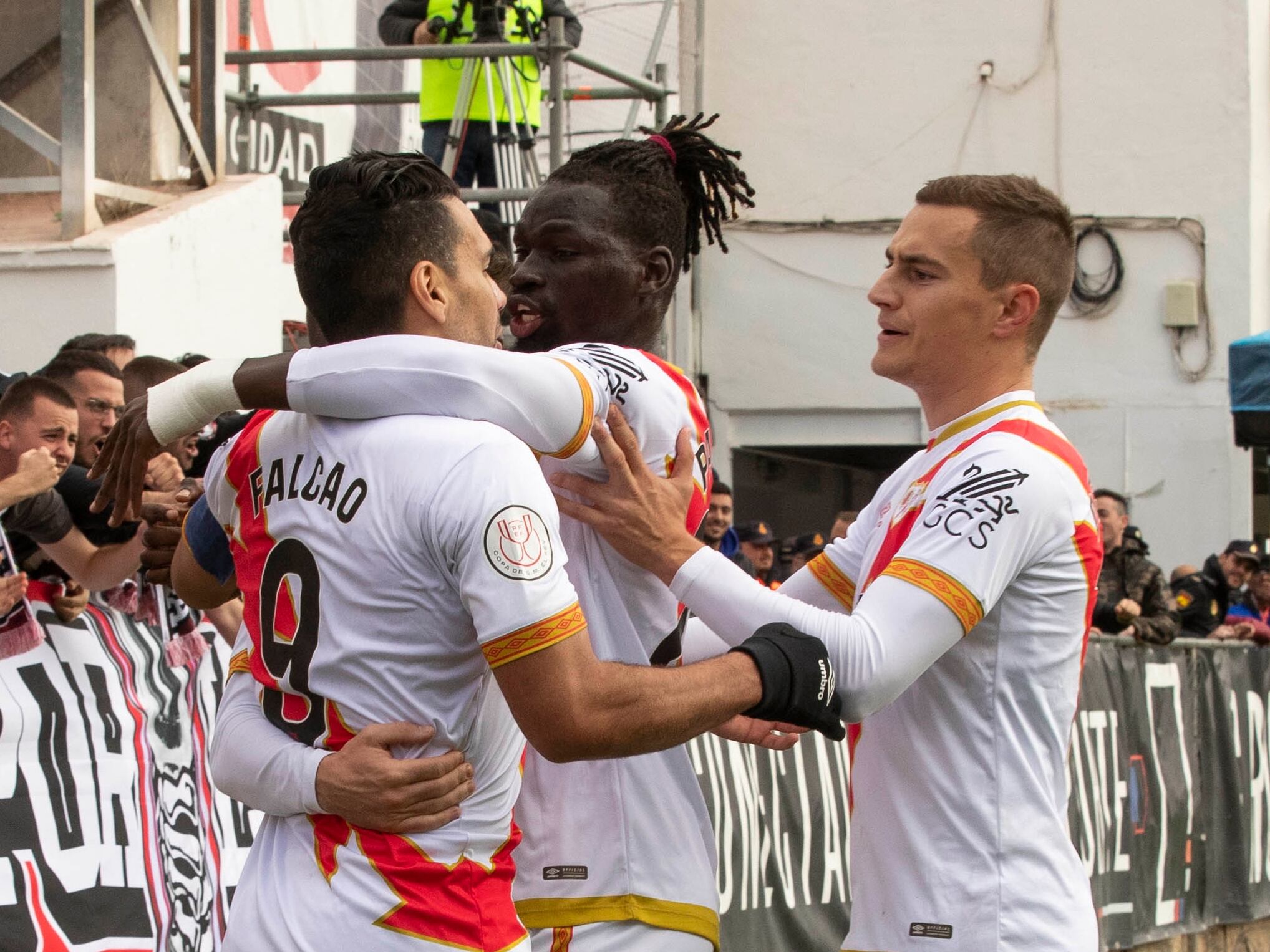 YECLA (MURCIA), 06/12/2023.- El delantero colombiano del Rayo Vallecano, Radamel Falcao (i) celebra con sus compañeros su tanto ante el Yeclano, durante el partido de eliminatoria de treintaidosavos de final de Copa del Rey de fútbol que están disputando este miércoles en el Campo de la Constitución de Yecla. EFE/Marcial Guillén