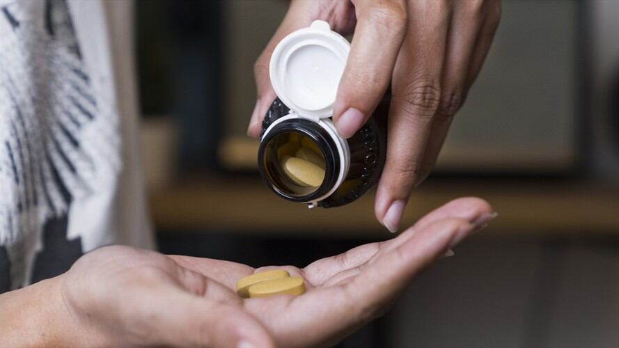 Claudia Lizeth Peñaranda hacía parte de una red que se dedicaba falsificar registros sanitarios para productos de salud y fitoterapéuticos. Foto: Getty Images / THANA PRASONGSIN