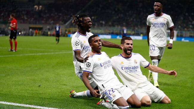 Rodrygo festeja el gol de la victoria en el cierre del partido en Milán.