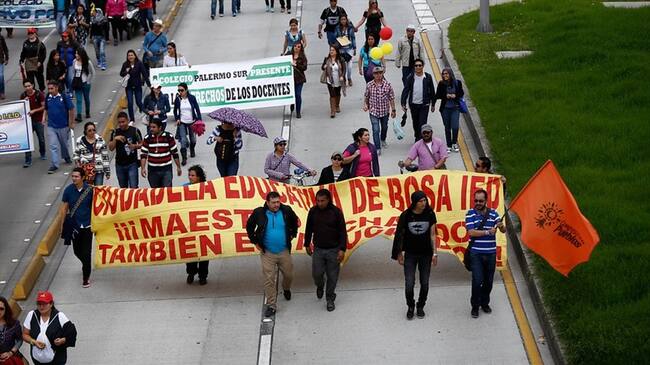 Protesta de maestros por inconformidades en el plan de salud que los cobija. Foto: Colprensa